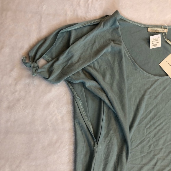 ❌ Sold ❌ NWT! Lou Lou Cold Shoulder Top - Picture 3 of 7